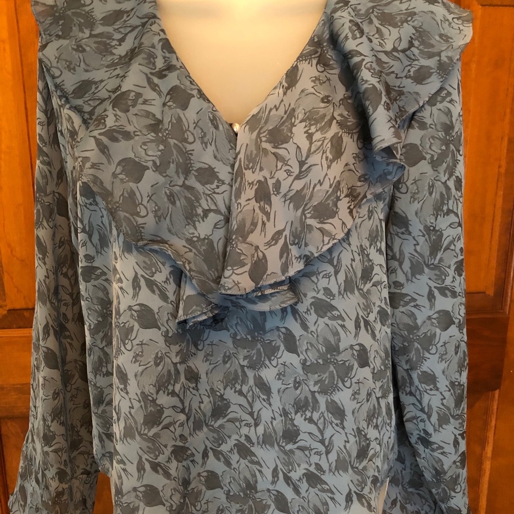 Women’s Try1Try1Try1 Ruffled V-Neck Top/Size Small